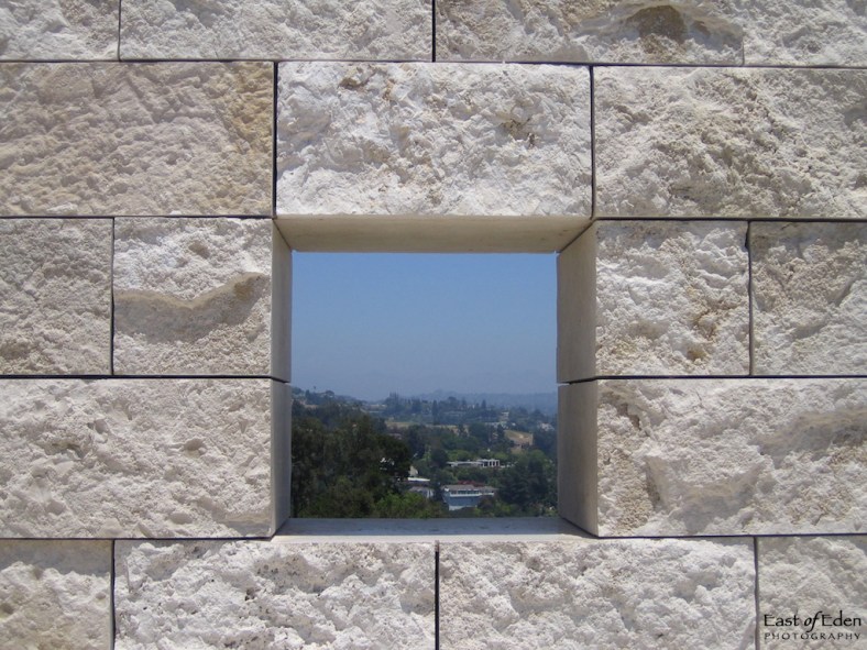 The building stone is travertine, from Bagni di Tivoli, Italy